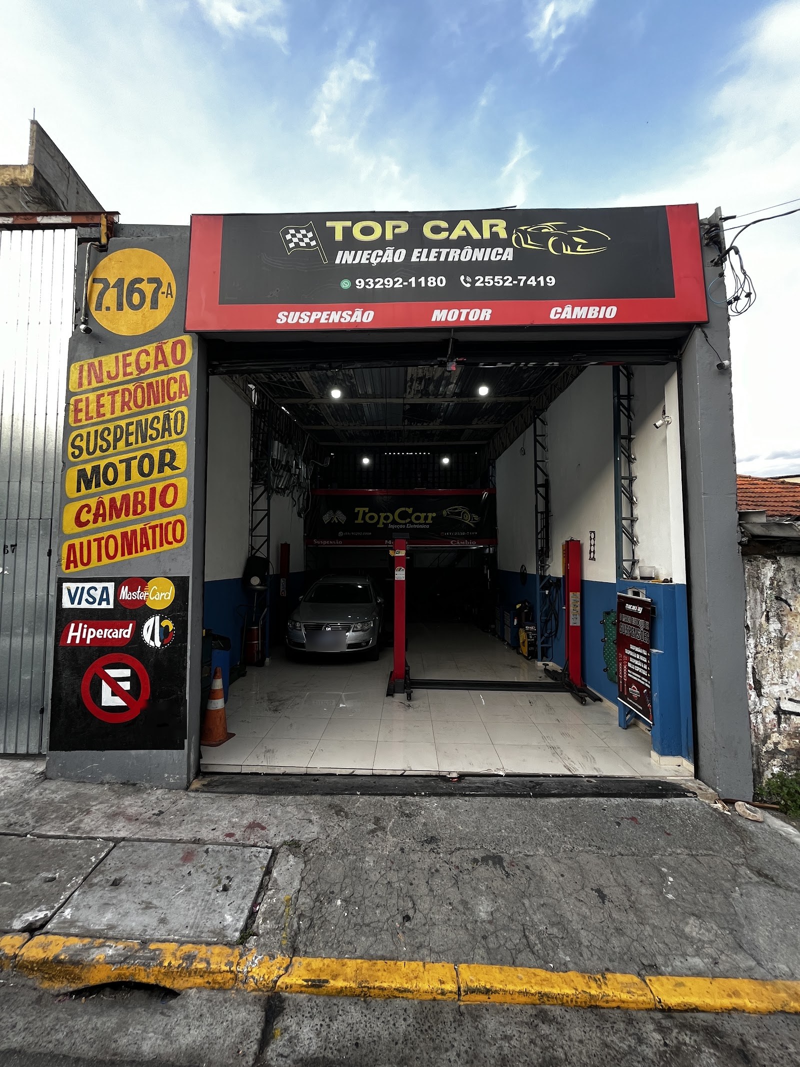 Fachada da Top Car na Av. Nordestina, com o letreiro sobre o portão